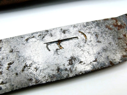 Schager mes met zilveren heft in leren foedraal, 17e eeuws.
