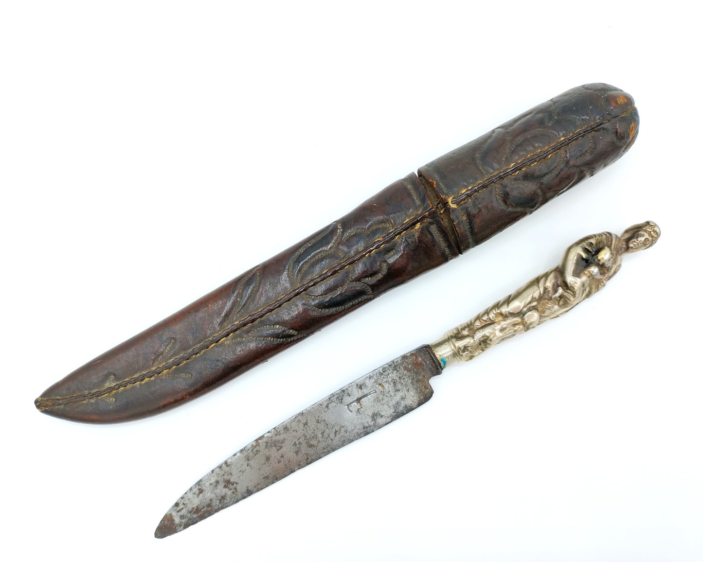 Schager mes met zilveren heft in leren foedraal, 17e eeuws.