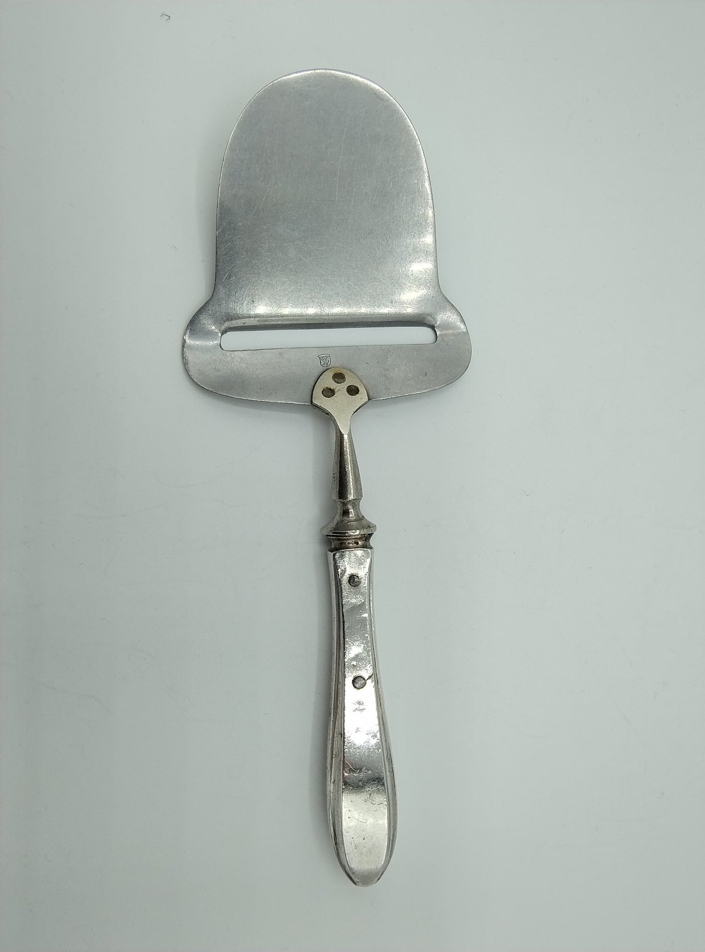 Kaasschaaf met zilveren heft, Fa. Gerritsen & van Kempen N.V, Zeist, ca. 1950