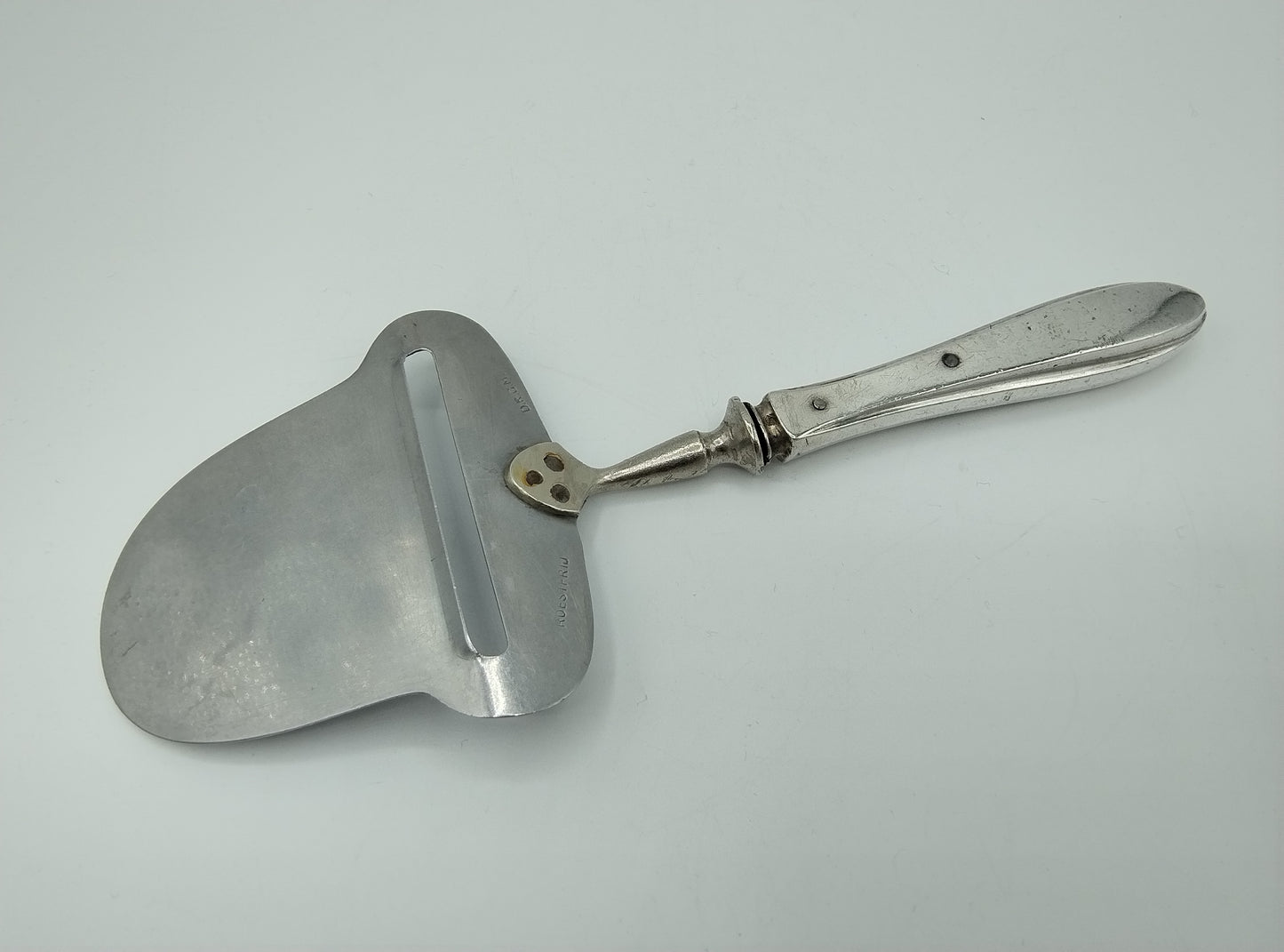 Kaasschaaf met zilveren heft, Fa. Gerritsen & van Kempen N.V, Zeist, ca. 1950