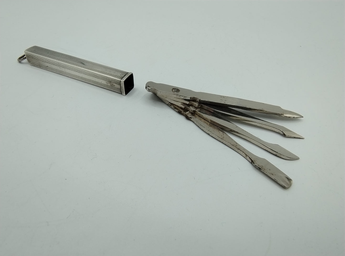 Manicureset in zilveren houder, Art deco, 20e eeuws