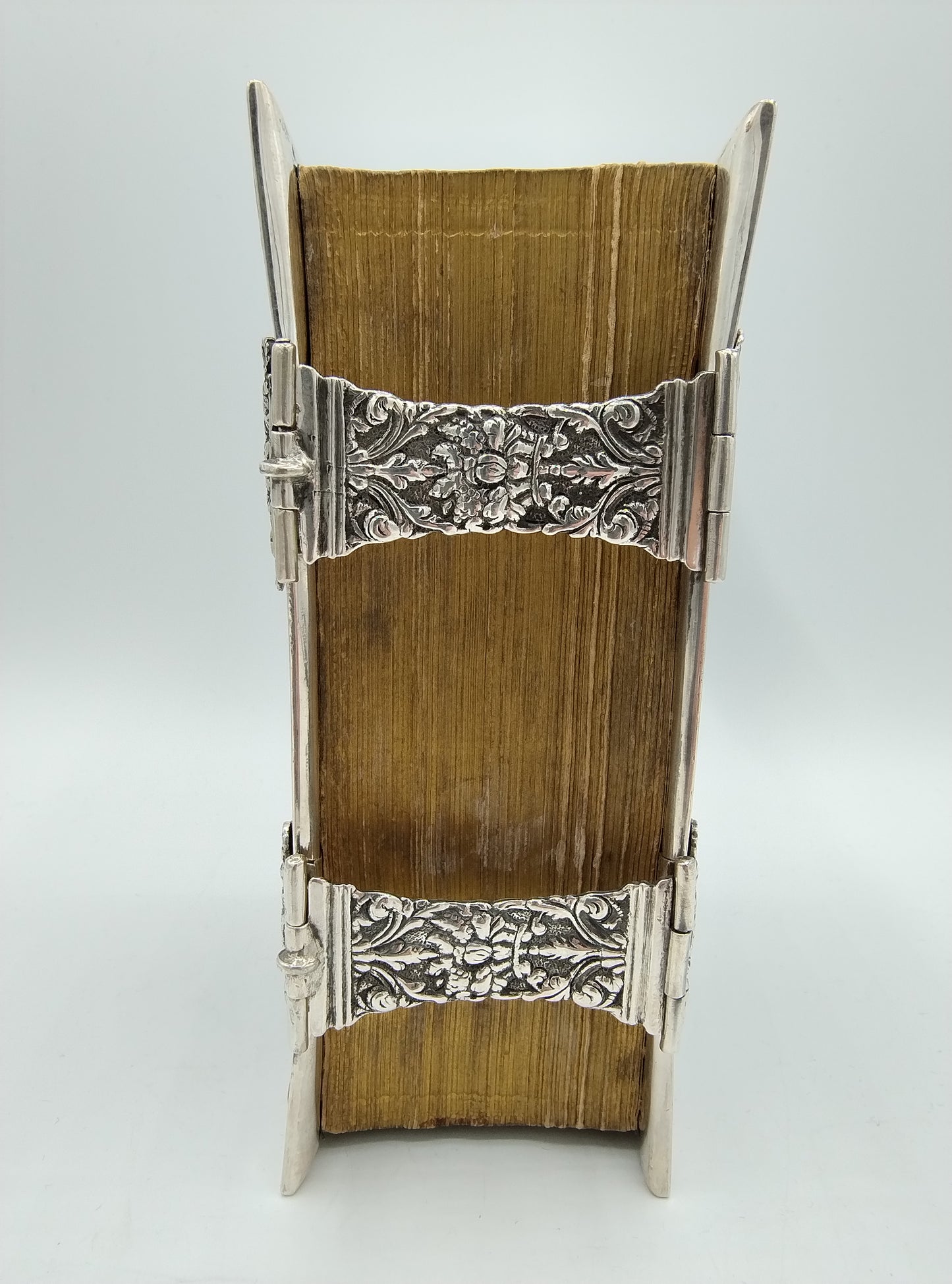 Bibel mit silbernen Verschlüssen und Beschlägen, HW van Giffen, Groningen, 1797