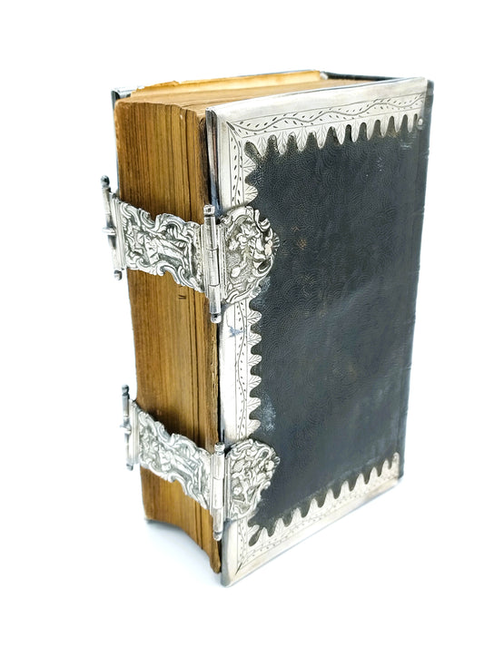Bijbel met zilveren sloten en beslag, L. Wijnants / Sappemeer, 18e eeuws