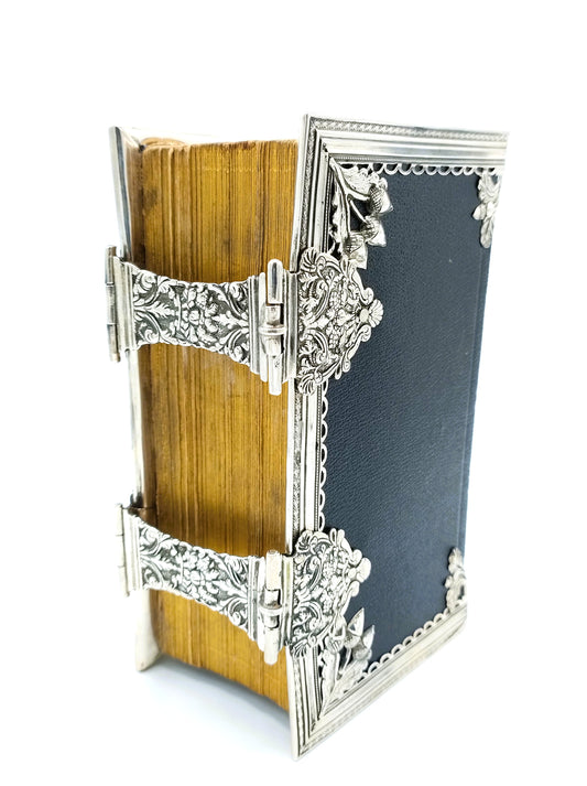 Bijbel met zilveren sloten en beslag, J. van Gelderen / Schoonhoven, 18e eeuws