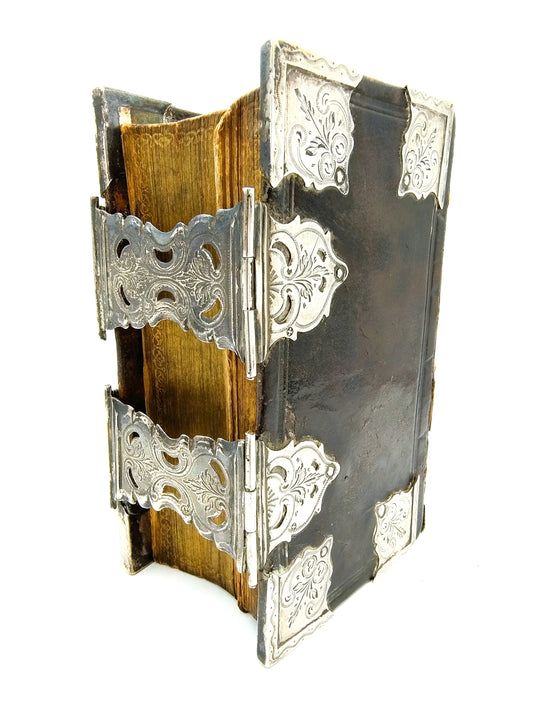 Bijbel met zilveren sloten en hoekstukken, A.J. Nobel / Schoonhoven, 19e eeuws