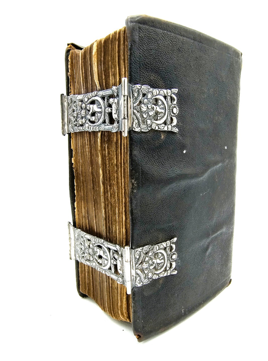 Bijbel met zilveren sloten, 18e eeuws