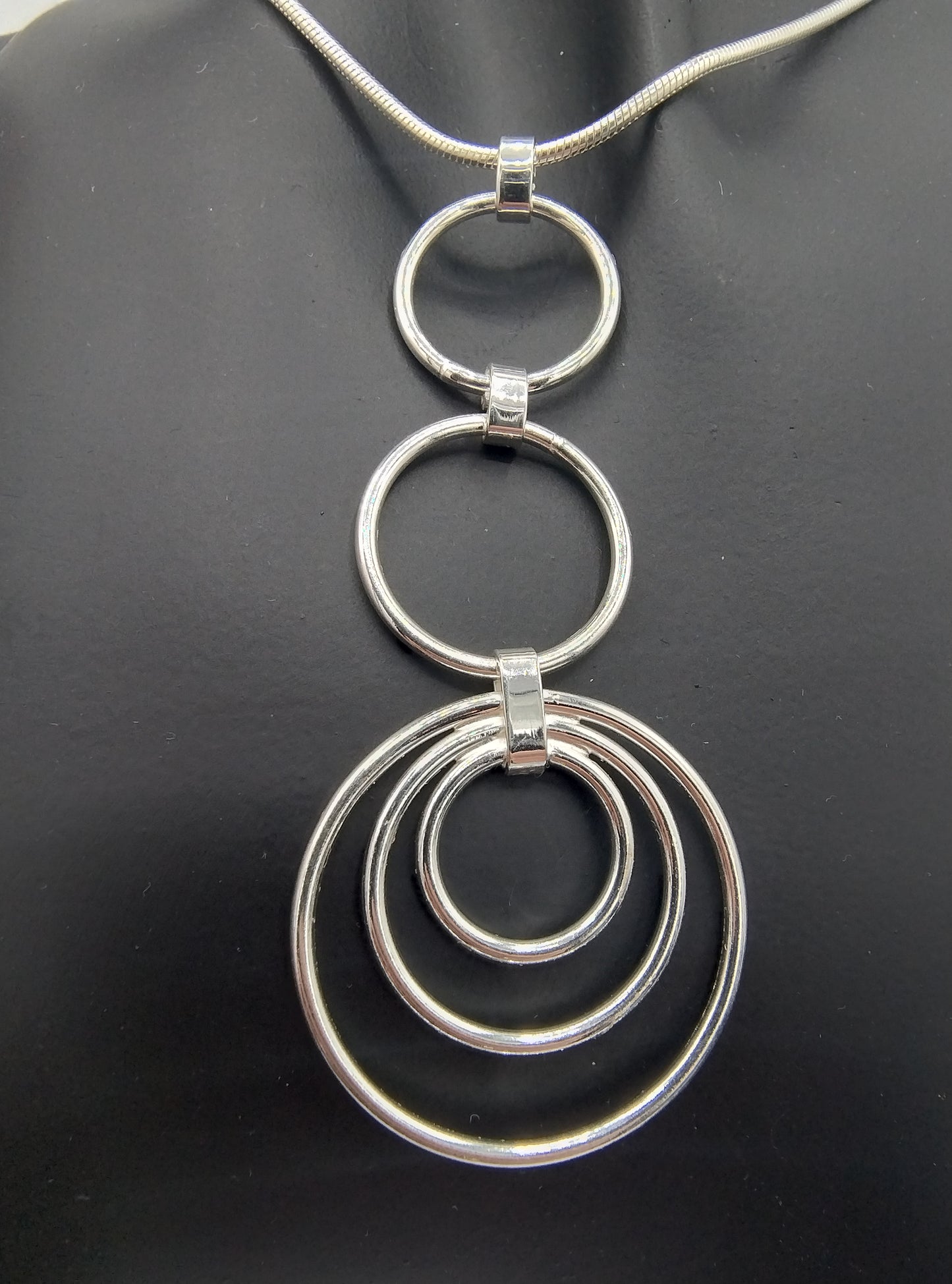 Zilveren slangenketting met designhanger, 43 cm