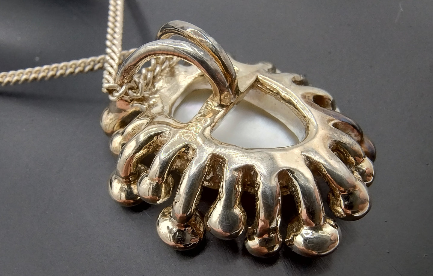 Goudvergulde zilveren hanger met parelmoer en 6 zirkonia's