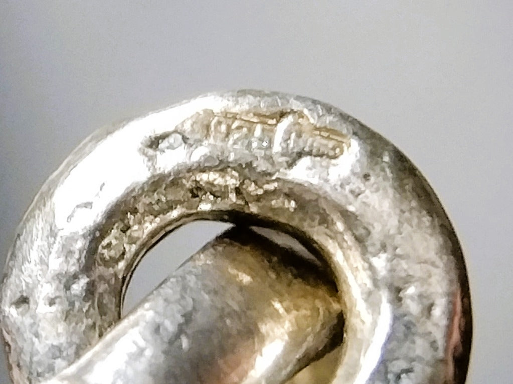Zilveren hanger bezet met briljant geslepen paarse stenen