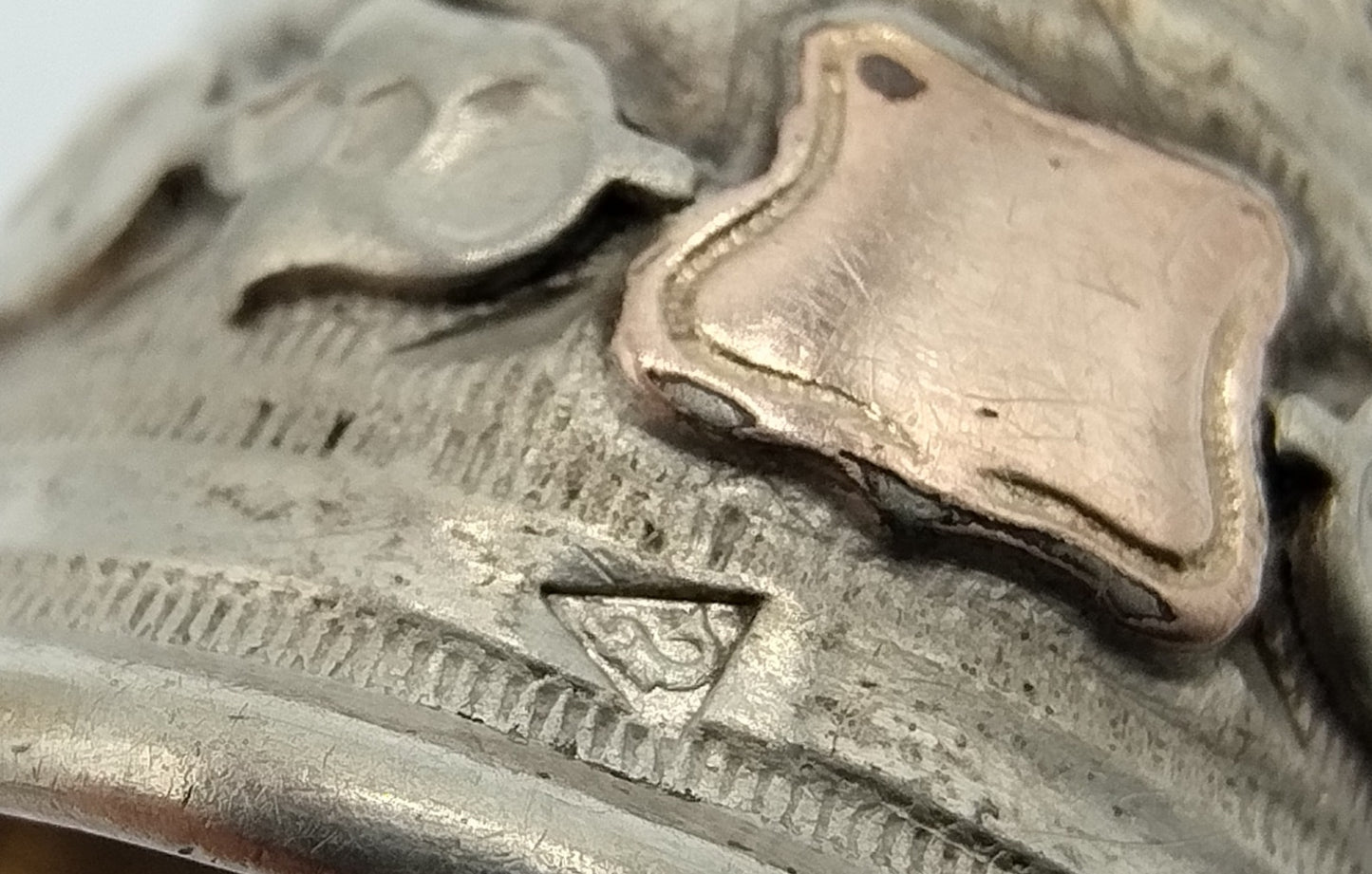 Zilveren vingerhoed met gouden schildje, 19e eeuws