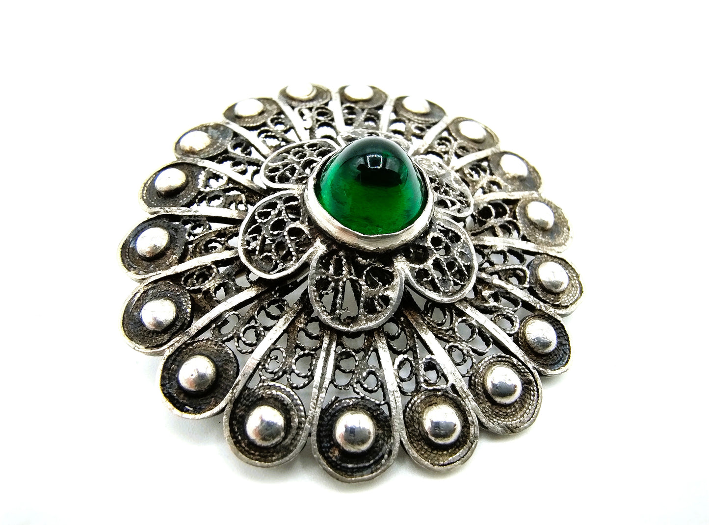 Zilveren broche met groene steen, 835