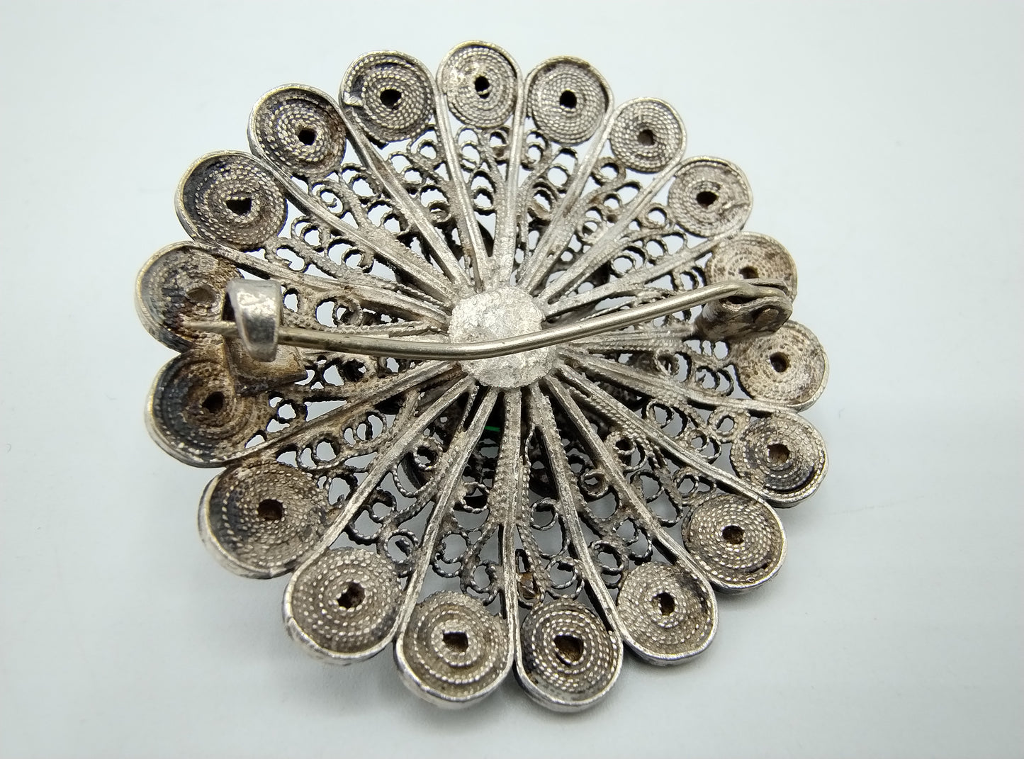 Zilveren broche met groene steen, 835