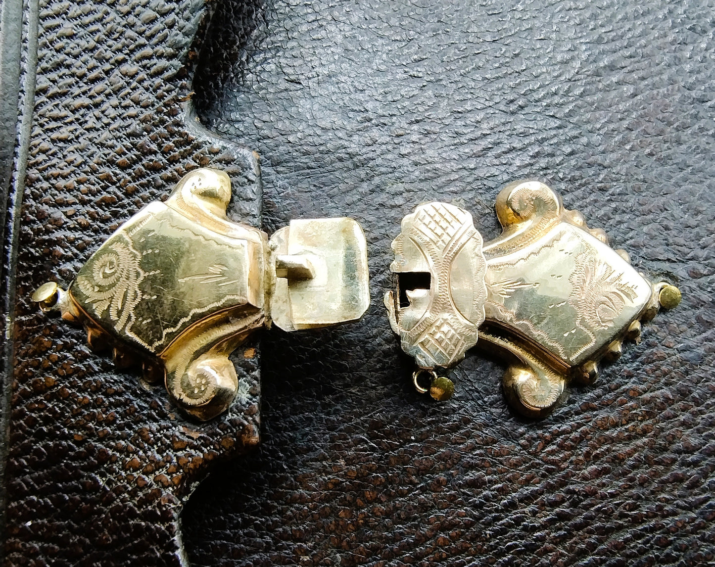 Bijbel met gouden slot, 19e eeuws