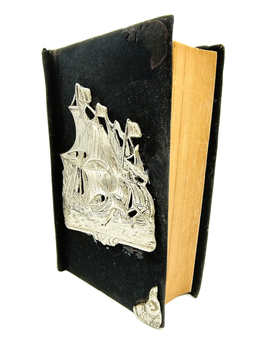 Bijbel met zilveren driemaster, 19e eeuws
