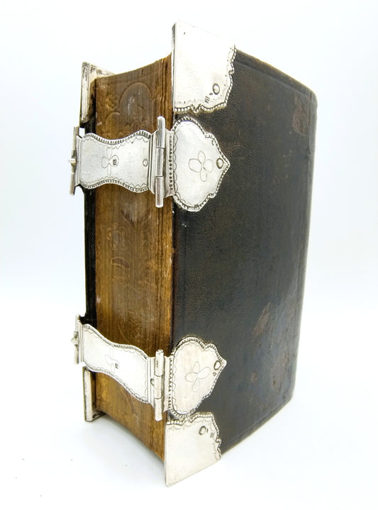 Bijbel met zilveren sloten en hoekstukken, E. Wientjes / Ootmarsum, 19e eeuws