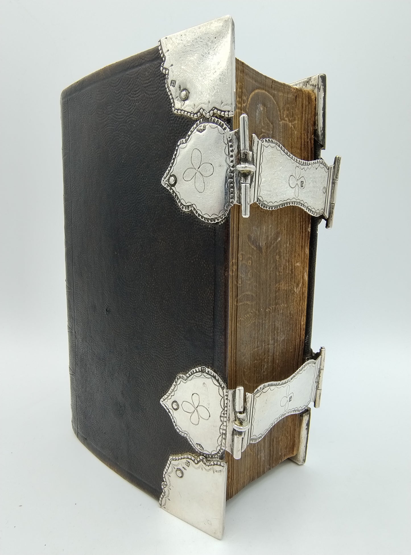 Bibel mit silbernen Verschlüssen und Eckstücken, E. Wientjes, Ootmarsum, 1831