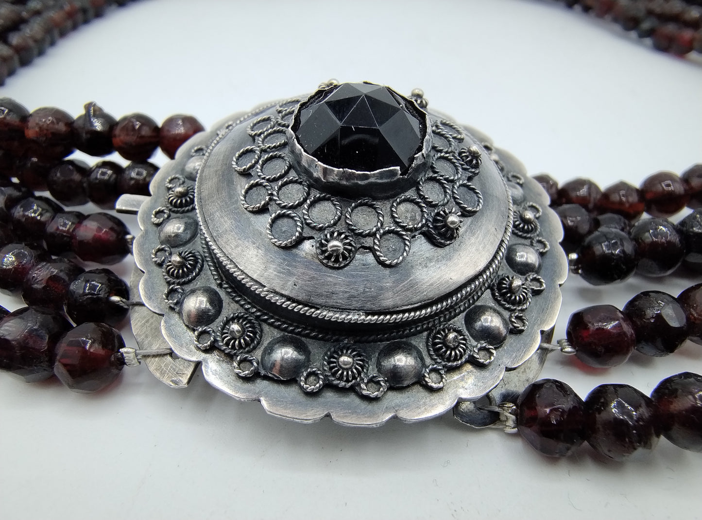 Boerengranaten ketting met zilveren slot, Th. H. Draaisma, Heerenveen, ca. 1930