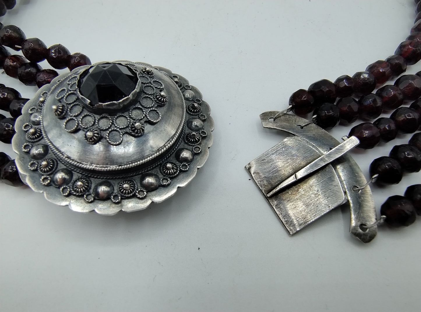 Boerengranaten ketting met zilveren slot, Th. H. Draaisma, Heerenveen, ca. 1930