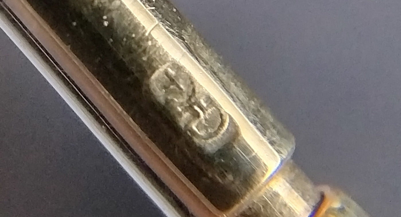 Metalen ketting met zilveren bedel en gouden slot, 44,5 cm