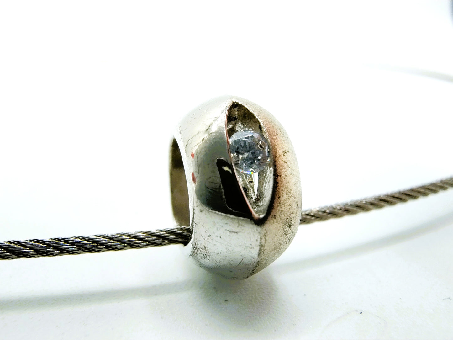 Metalen ketting met zilveren bedel en gouden slot, 44,5 cm