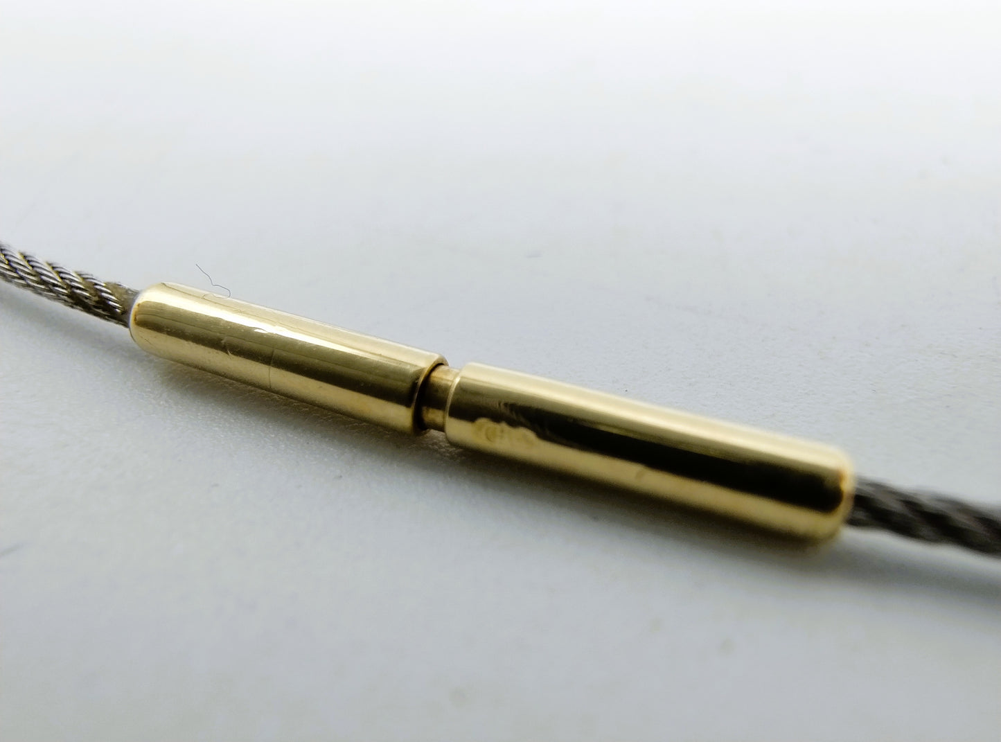 Metalen ketting met zilveren bedel en gouden slot, 44,5 cm
