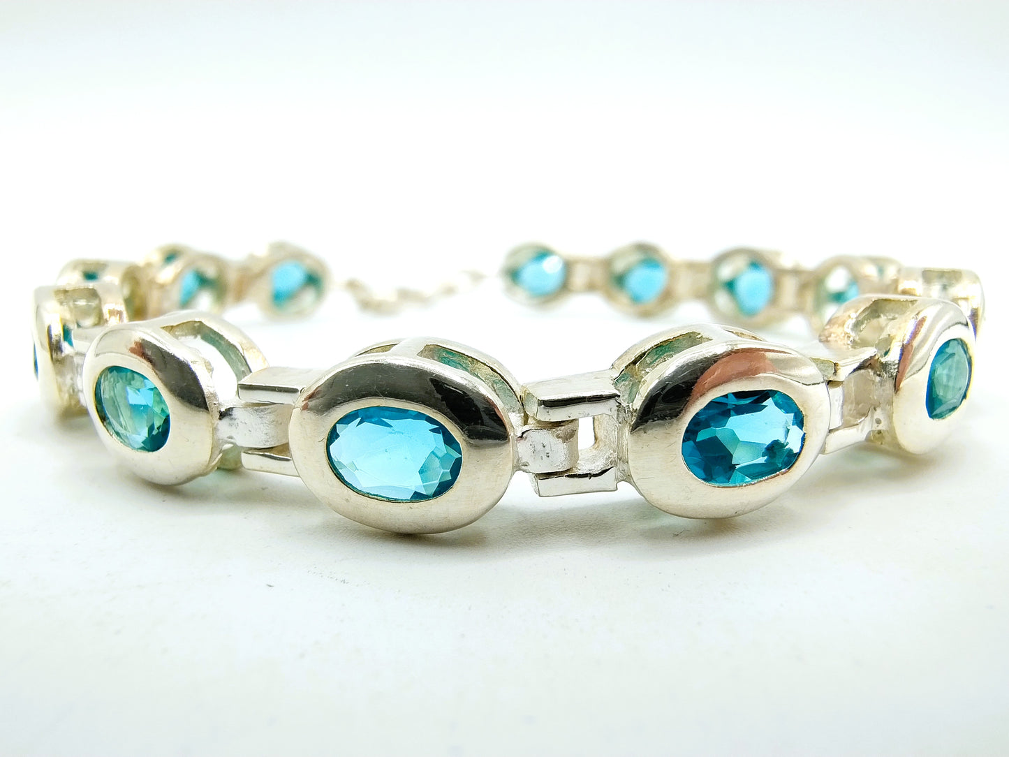 Zilveren armband met gefacetteerde blauwe topaas, 925