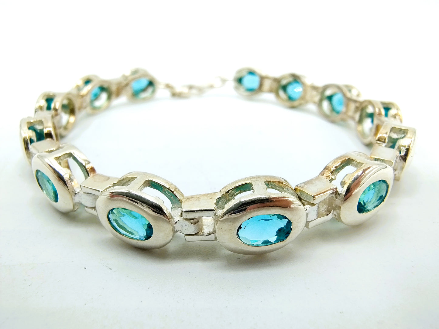 Zilveren armband met gefacetteerde blauwe topaas, 925
