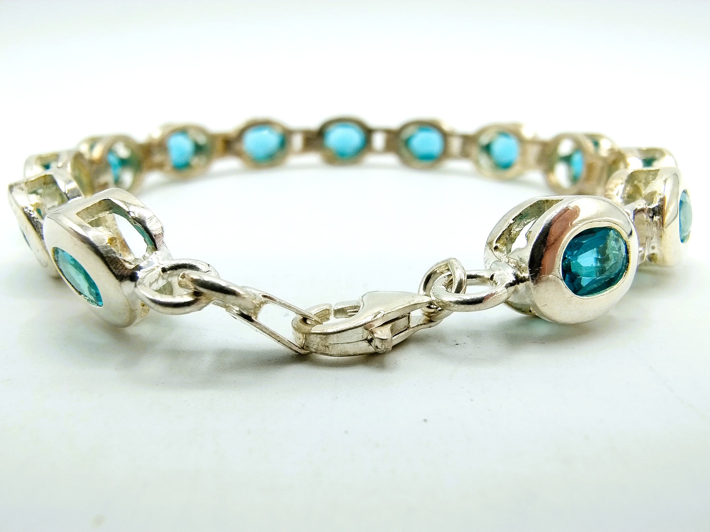 Zilveren armband met gefacetteerde blauwe topaas, 925