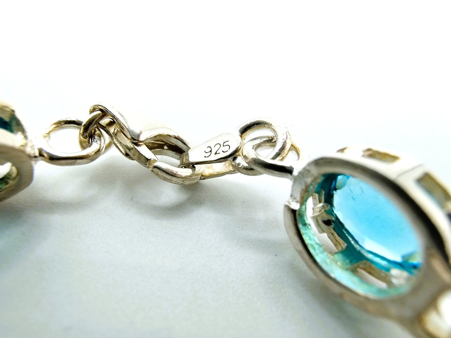 Zilveren armband met gefacetteerde blauwe topaas, 925
