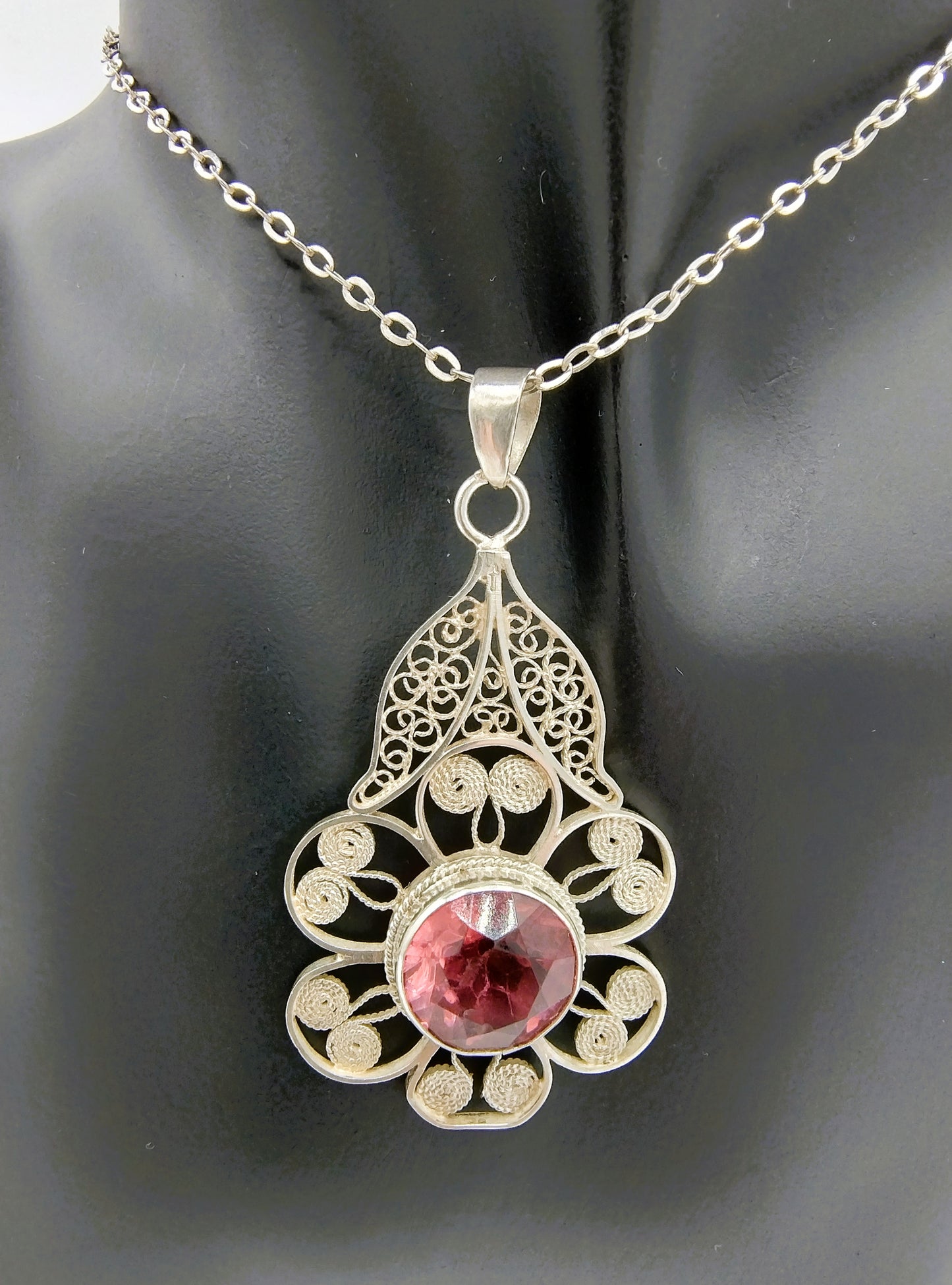 Zilveren ketting met filigrein hanger met roze steen, 835