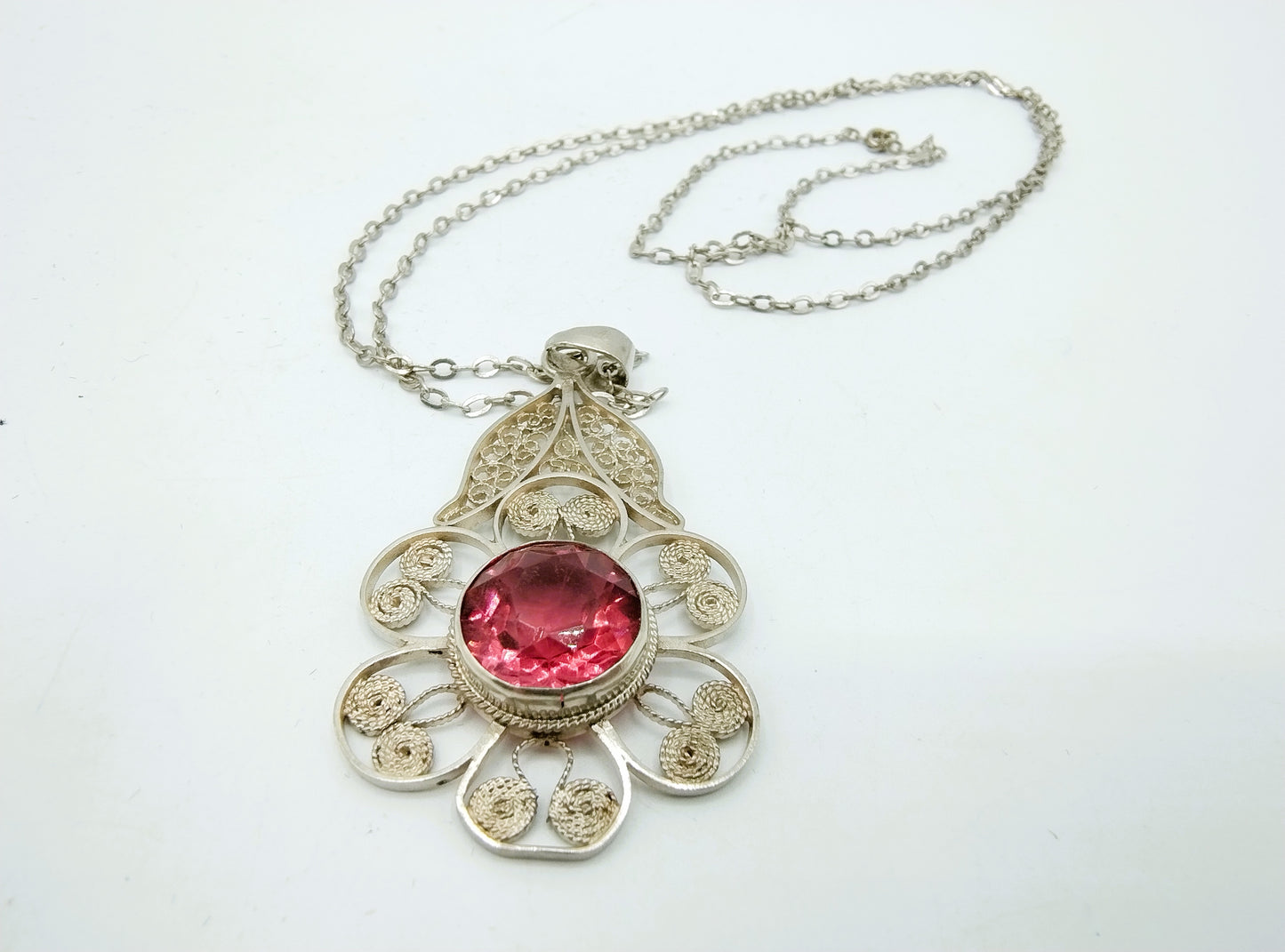 Zilveren ketting met filigrein hanger met roze steen, 835