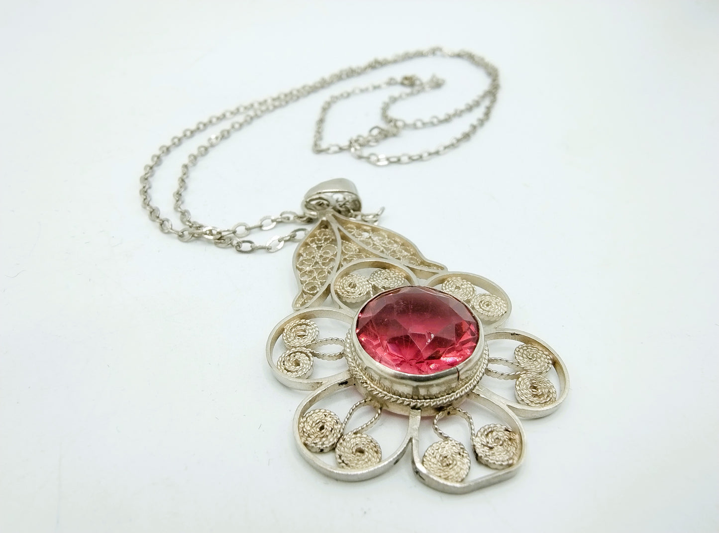 Zilveren ketting met filigrein hanger met roze steen, 835