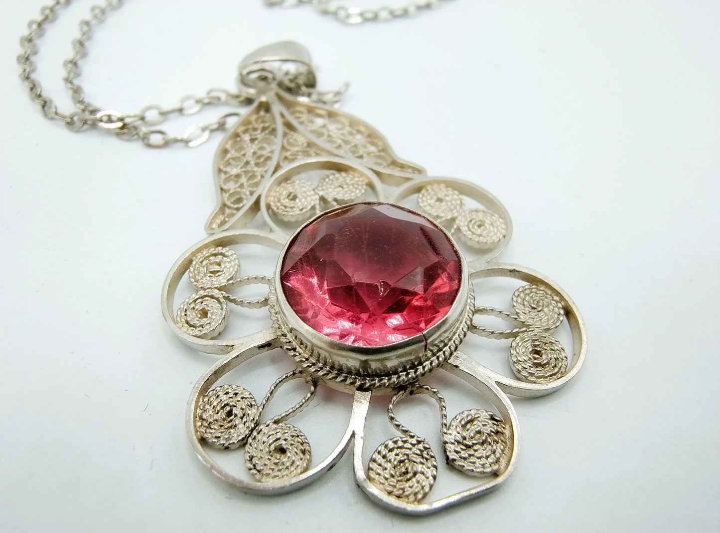 Zilveren ketting met filigrein hanger met roze steen, 835