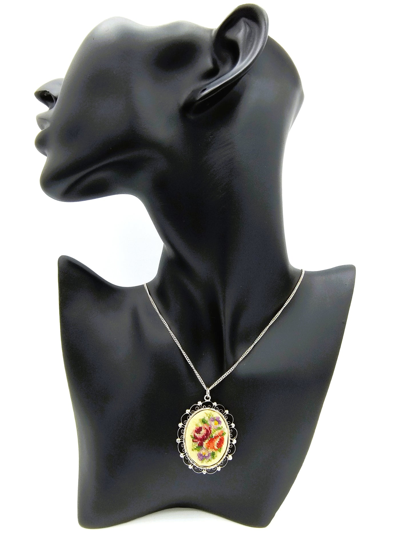 Zilveren ketting met onedele hanger met borduurwerk