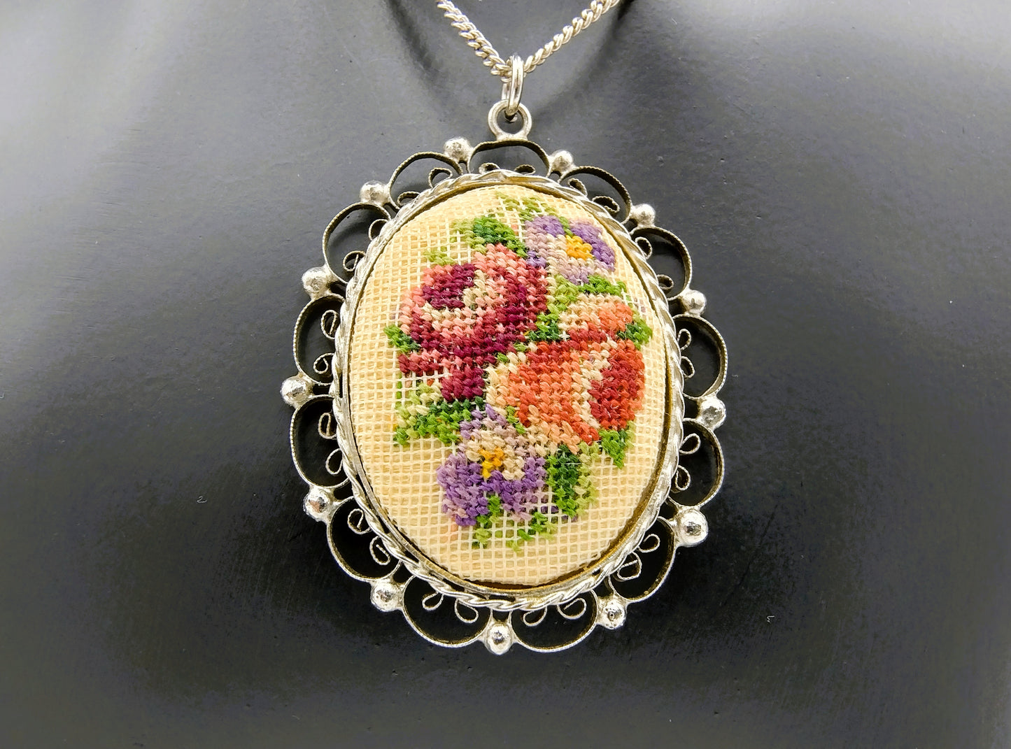 Zilveren ketting met onedele hanger met borduurwerk