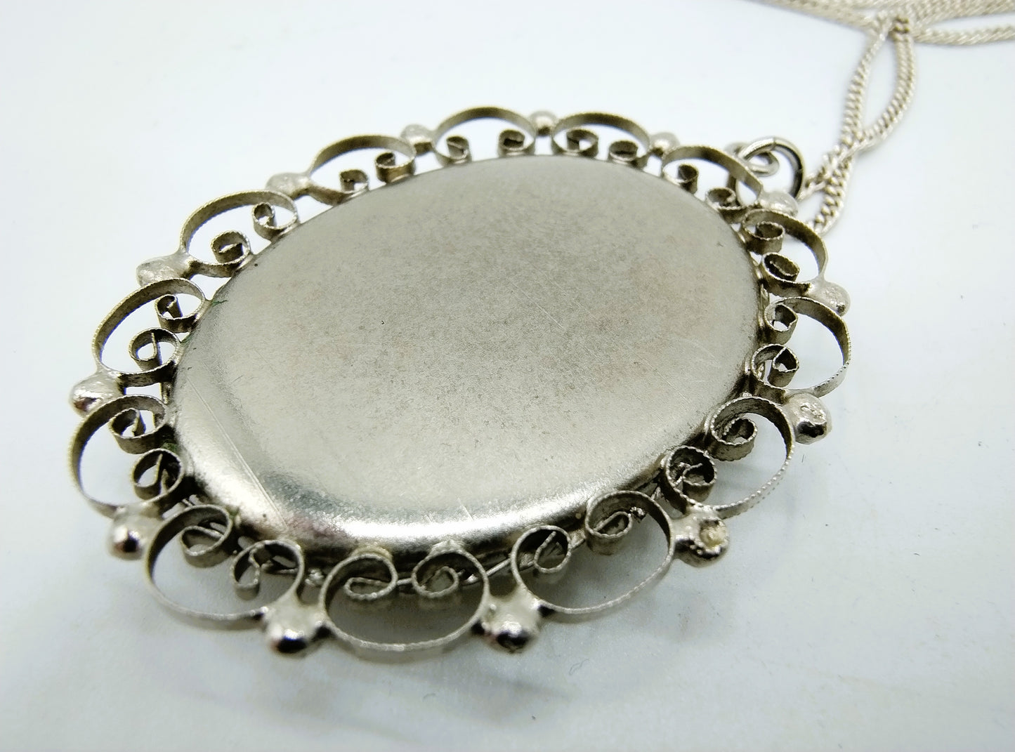Zilveren ketting met onedele hanger met borduurwerk