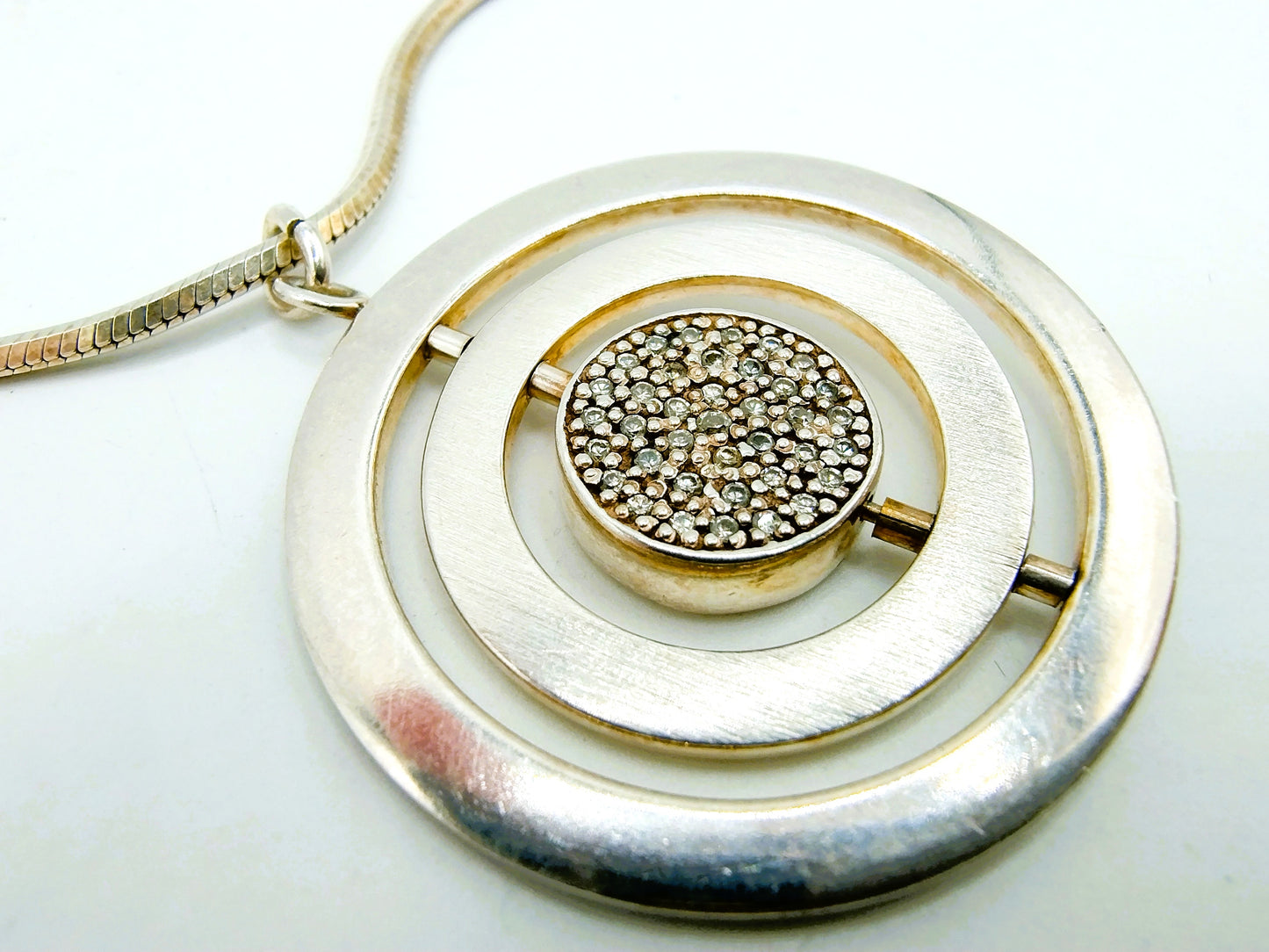Zilveren ketting met zilveren designhanger, bezet met zirkonia's, 50 cm