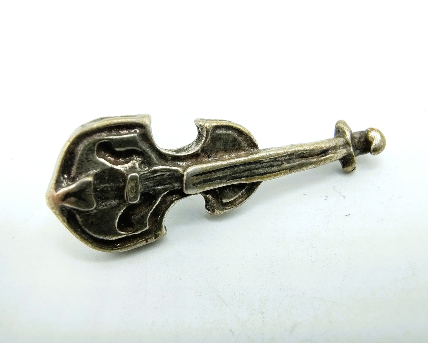 Zilveren speld, viool, Arezzo, Italië, 800