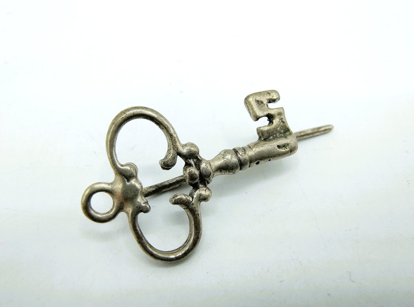 Zilveren speld, sleutel, Italië, 800