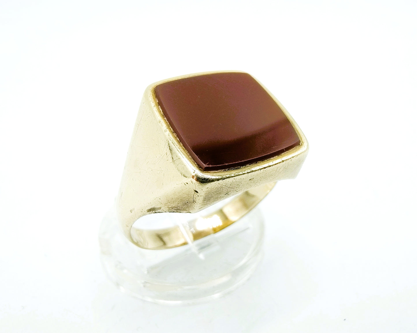 Gold signet ring with carnelian, 21 mm.