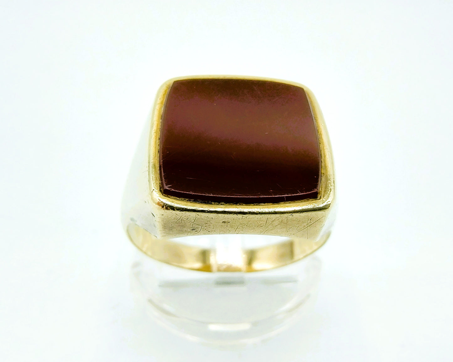 Gold signet ring with carnelian, 21 mm.