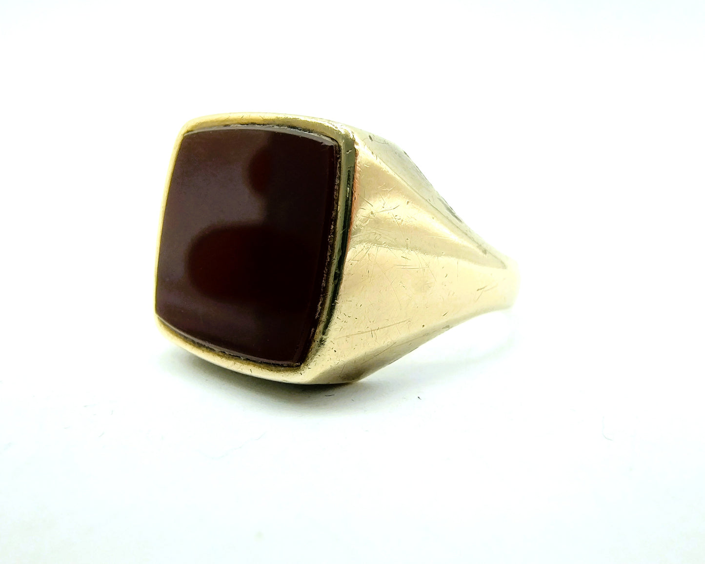 Gold signet ring with carnelian, 21 mm.