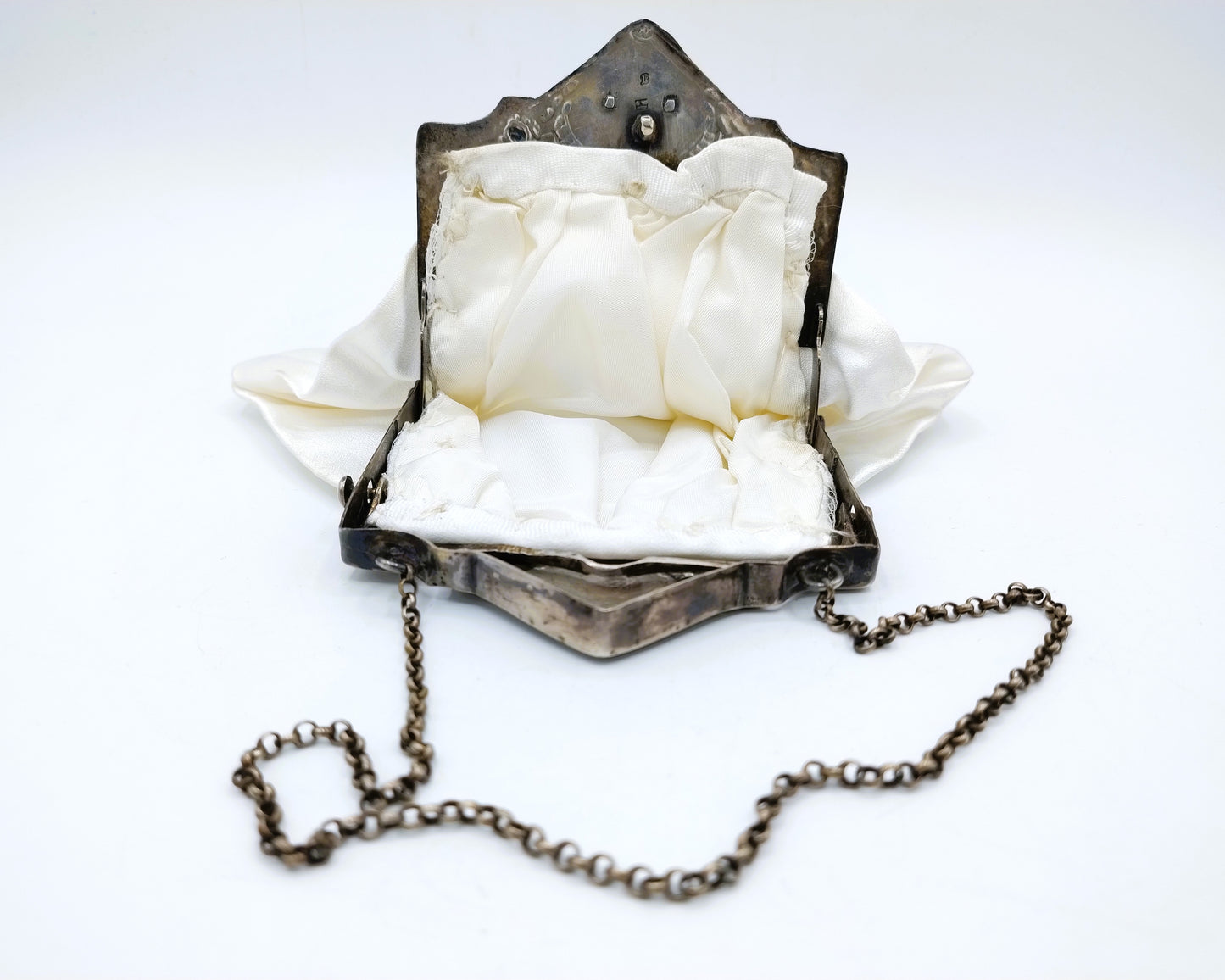 Silver purse bracket with purse, G. Wouda / Drachten, 19th century