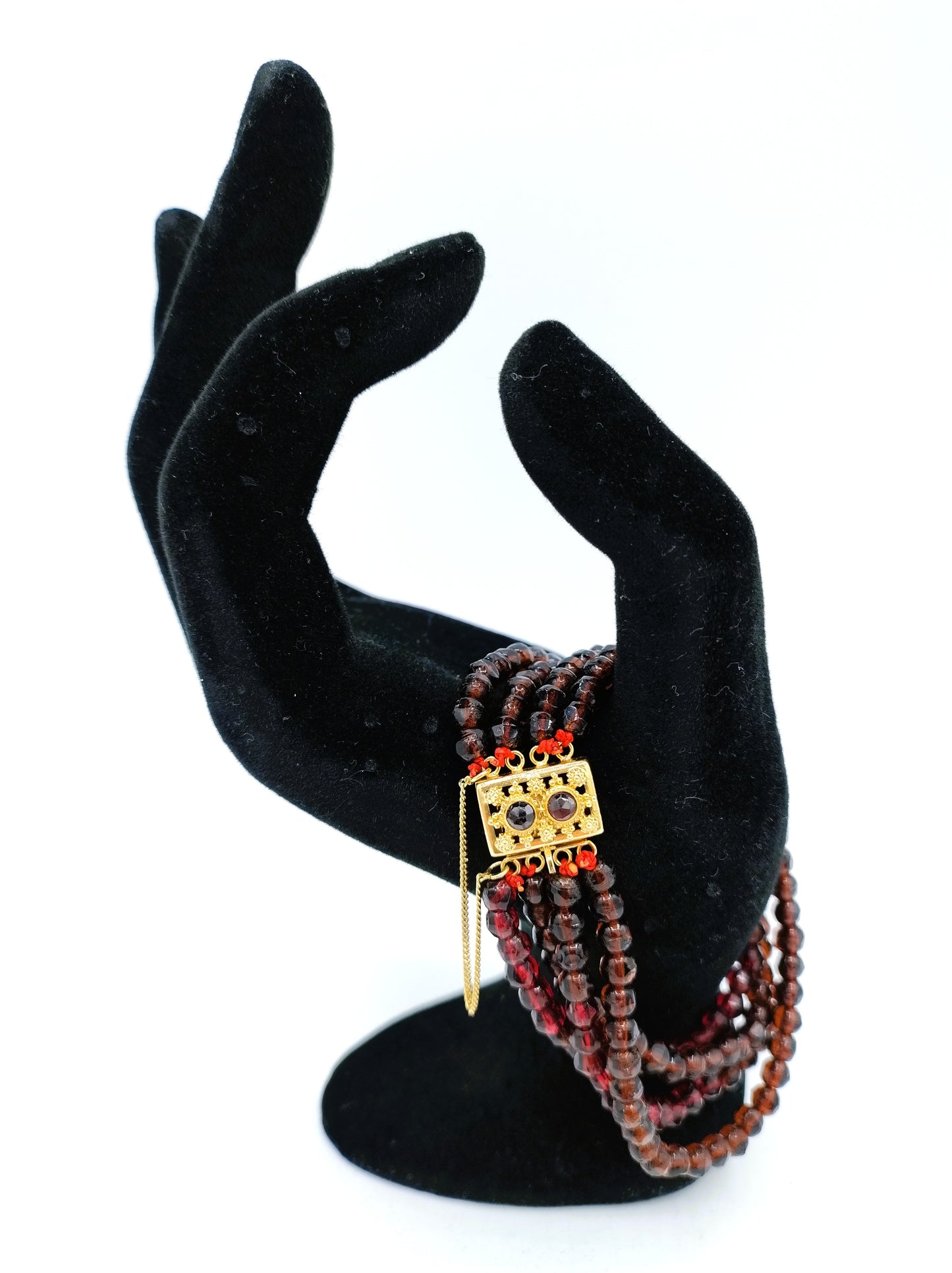 Granaten armband met gouden slot