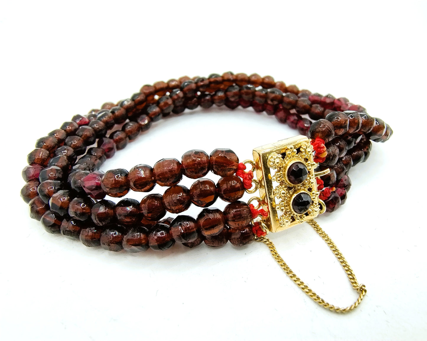 Granaten armband met gouden slot
