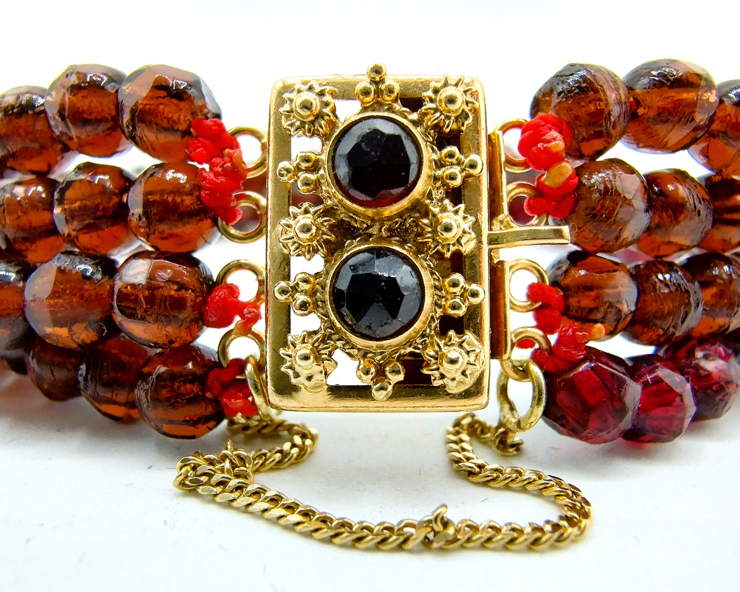 Granaten armband met gouden slot