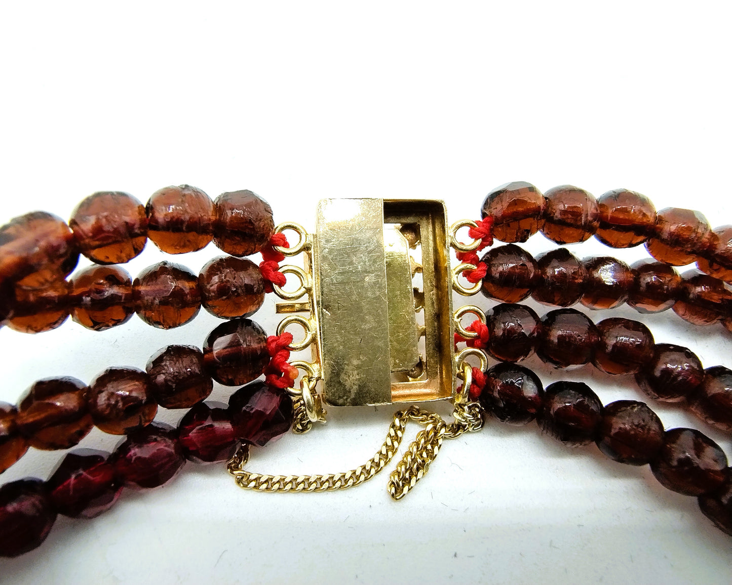 Granaten armband met gouden slot