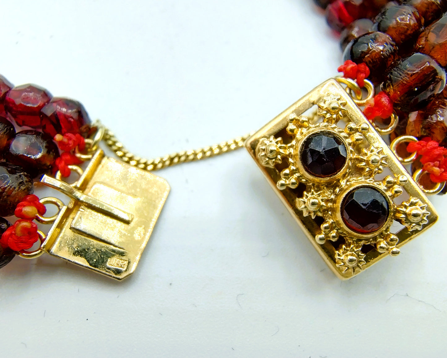 Granaten armband met gouden slot