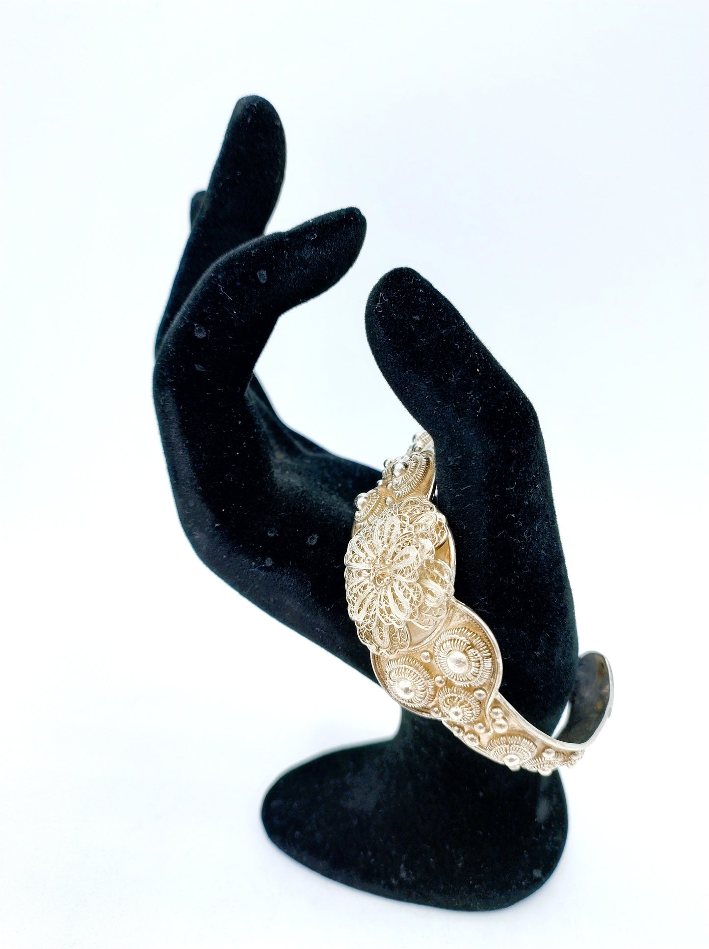 Zilveren brede bangle armband filigrain, Zeeuwse knop