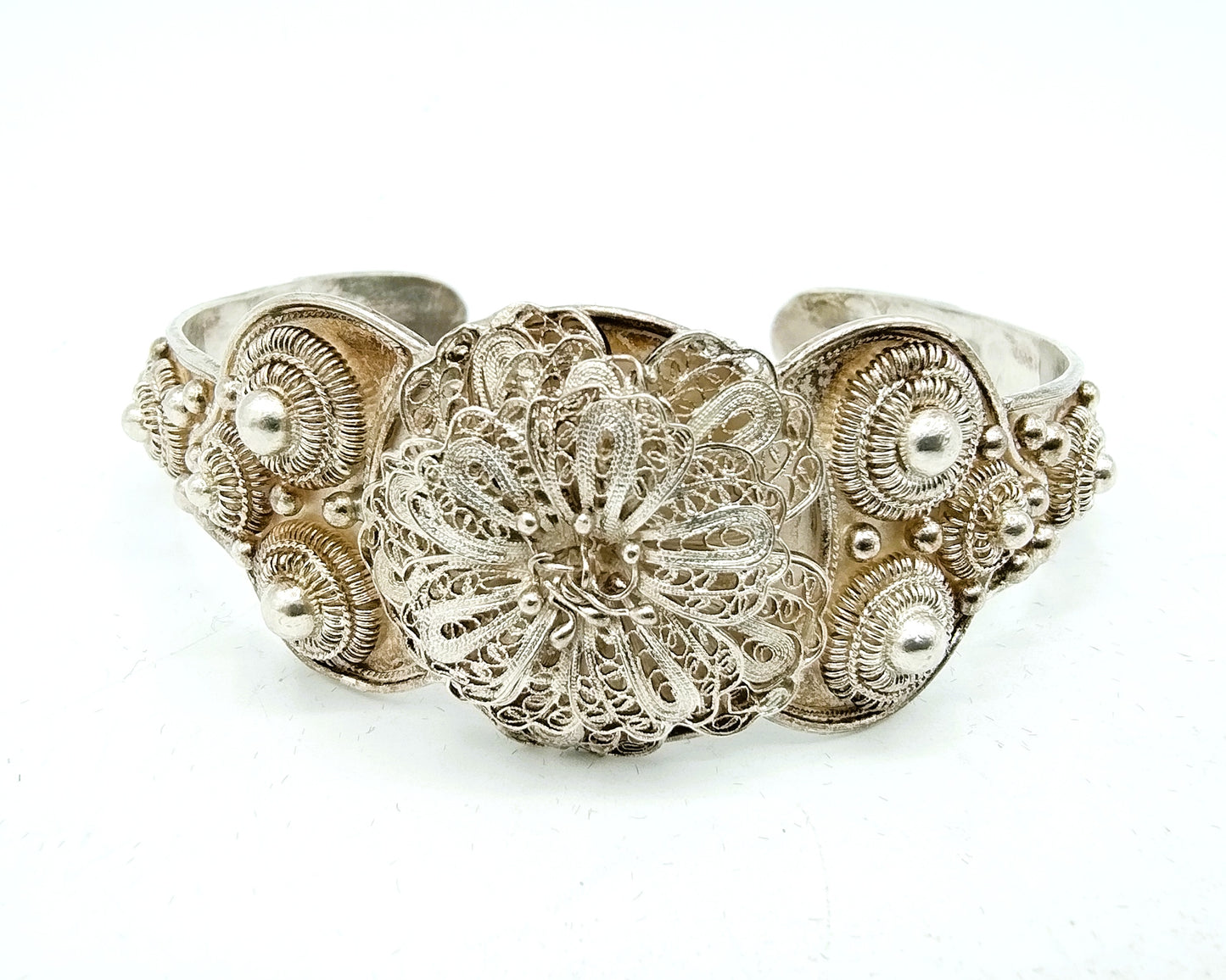 Zilveren brede bangle armband filigrain, Zeeuwse knop